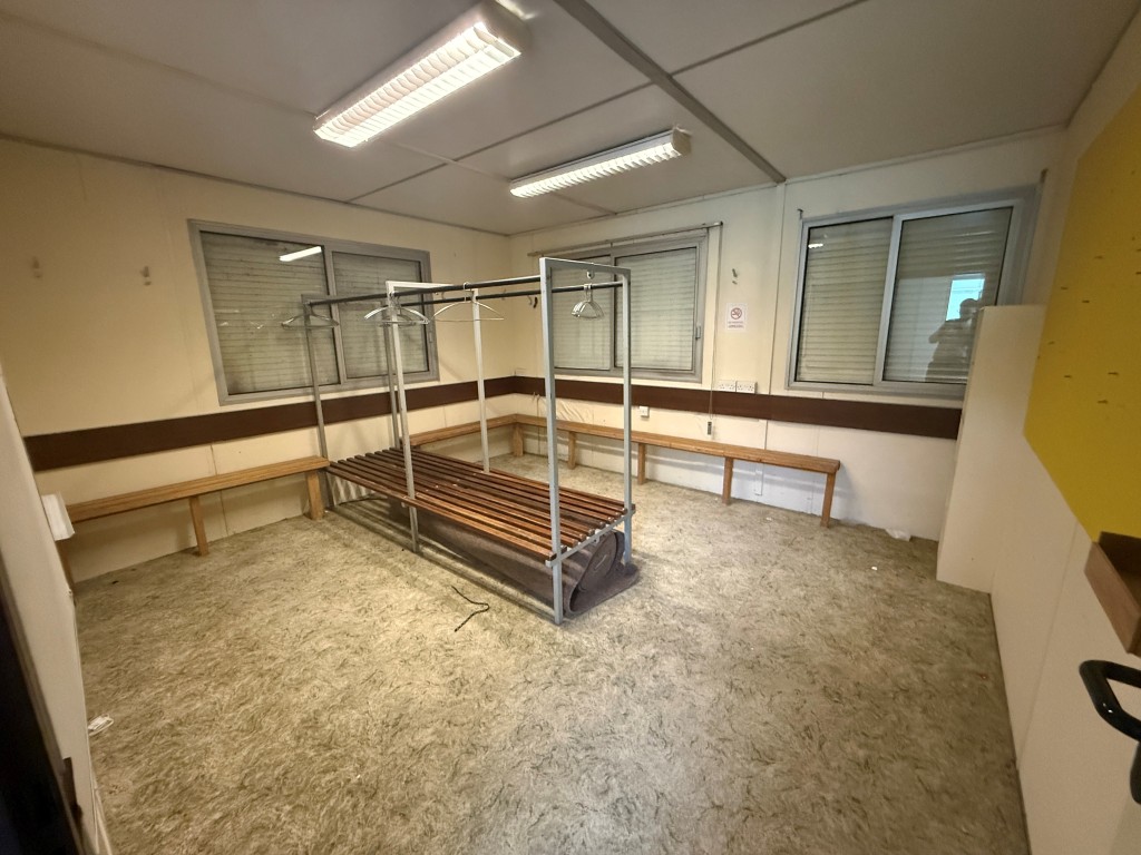 Lot: 100 - BOWLS CLUB WITH POTENTIAL - Changing room one